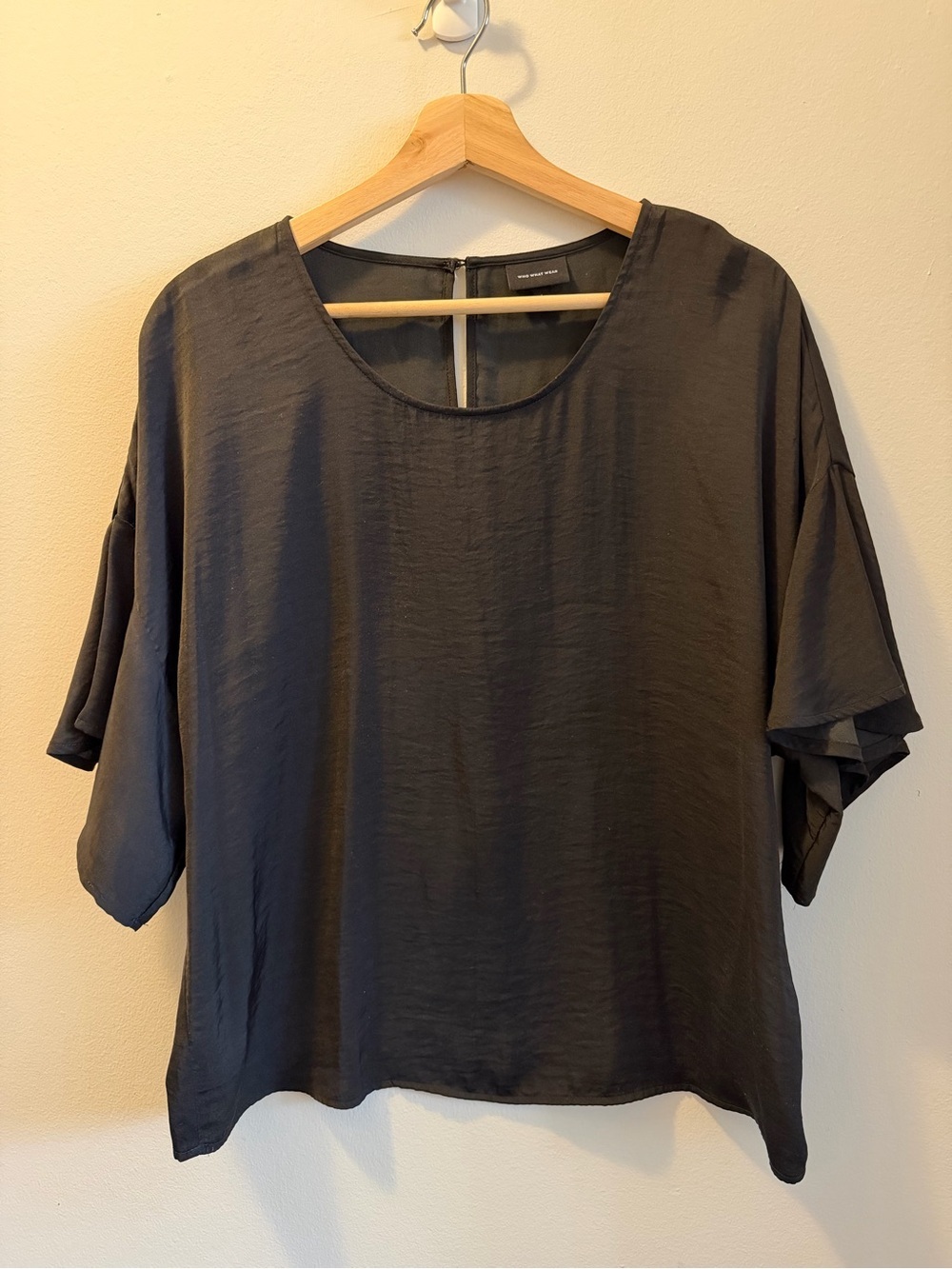 Who What Wear Black Relaxed Flutter Sleeve Top - Picture 3 of 5